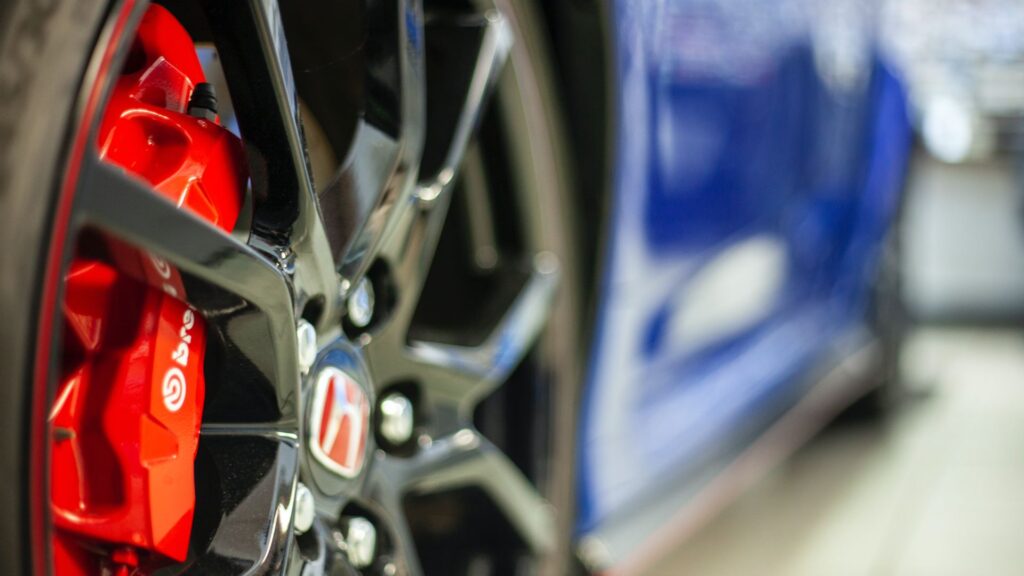 Układ hamulcowy – uszkodzenie i znaki ostrzegawcze